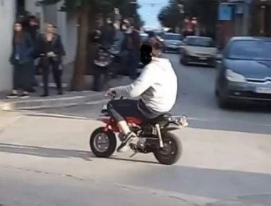 Καταδίωξη νεαρού με μηχανάκι στο κέντρο της - Προκαλούσε τους αστυνομικούς να τον κυνηγήσουν! (βίντεο)